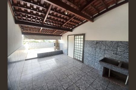 Area superior de casa para alugar com 3 quartos, 229m² em Martins, Uberlândia