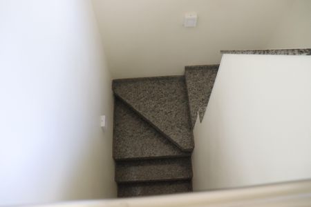 Casa para alugar com 277m², 4 quartos e 2 vagasEscada