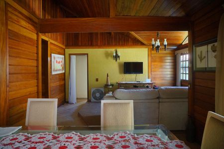 Sala de casa de condomínio para alugar com 3 quartos, 280m² em Flamengo, Maricá