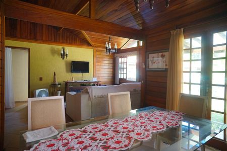 Sala de casa de condomínio para alugar com 3 quartos, 280m² em Flamengo, Maricá