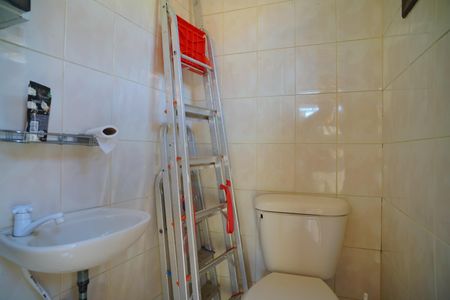 Casa de condomínio para alugar com 280m², 3 quartos e 2 vagasBanheiro de serviço