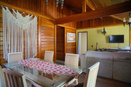 Sala de casa de condomínio para alugar com 3 quartos, 280m² em Flamengo, Maricá