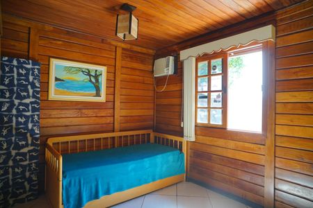 Quarto 2 de casa de condomínio para alugar com 3 quartos, 280m² em Flamengo, Maricá