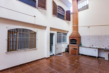 Casa para alugar com 309m², 4 quartos e 4 vagasÁrea de serviço e quintal com churrasqueira
