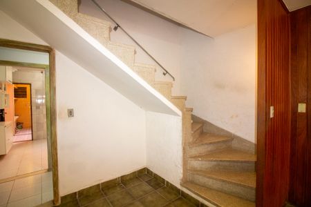 Casa à venda com 115m², 2 quartos e 2 vagasEscada