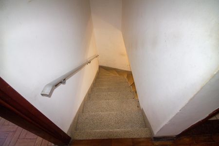 Casa à venda com 115m², 2 quartos e 2 vagasEscada