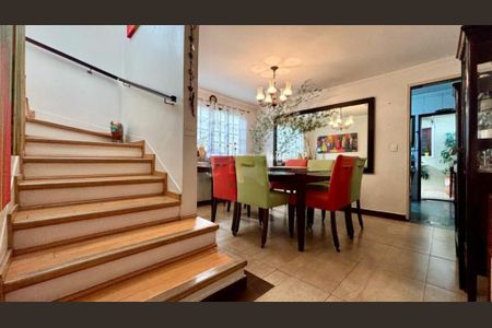 Casa à venda com 230m², 3 quartos e 2 vagas