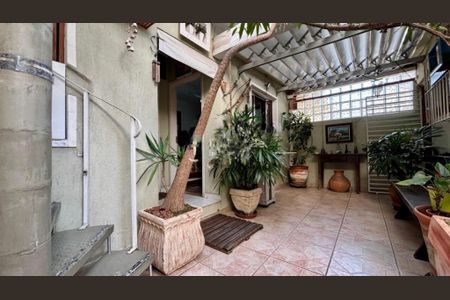 Casa à venda com 230m², 3 quartos e 2 vagas