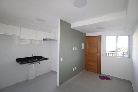 Sala / Cozinha de apartamento para alugar com 1 quarto, 28m² em Vila Mazzei, São Paulo