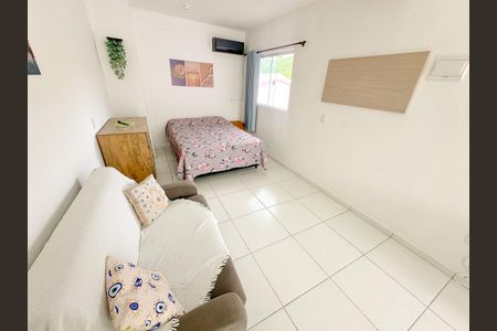 Sala de TV de kitnet/studio para alugar com 1 quarto, 17m² em São João do Rio Vermelho, Florianópolis