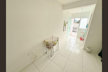 Sala/Cozinha de kitnet/studio para alugar com 1 quarto, 17m² em São João do Rio Vermelho, Florianópolis