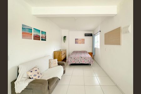 Sala de TV de kitnet/studio para alugar com 1 quarto, 17m² em São João do Rio Vermelho, Florianópolis