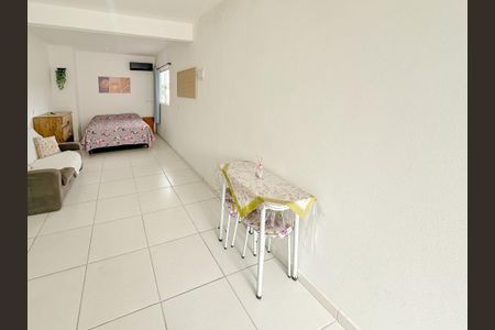 Sala/Cozinha de kitnet/studio para alugar com 1 quarto, 17m² em São João do Rio Vermelho, Florianópolis