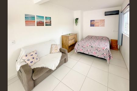 Sala de TV de kitnet/studio para alugar com 1 quarto, 17m² em São João do Rio Vermelho, Florianópolis