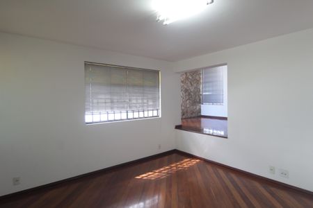 Casa à venda com 497m², 5 quartos e 4 vagasSala 2