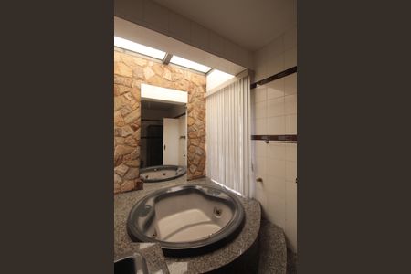 Casa à venda com 497m², 5 quartos e 4 vagasBanheiro da Suite 1
