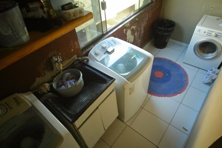 Casa à venda com 65m², 3 quartos e 1 vagaÁrea de Serviço