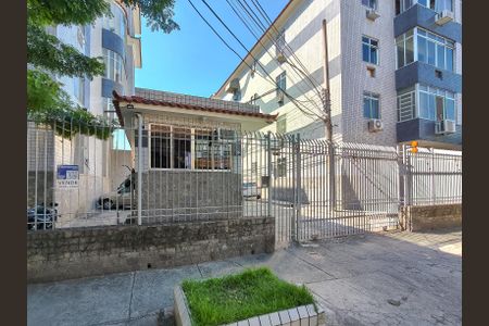 Apartamento para alugar com 74m², 2 quartos e sem vagaFachada e portaria