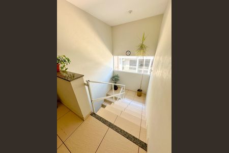 Apartamento para alugar com 70m², 2 quartos e 1 vagaEscada