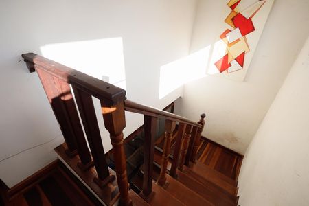 Casa à venda com 207m², 5 quartos e 2 vagas Casa à venda com 207m², 5 quartos e 2 vagasEscada