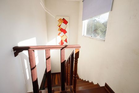 Casa à venda com 207m², 5 quartos e 2 vagas Casa à venda com 207m², 5 quartos e 2 vagasEscada