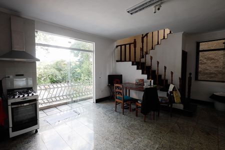 Casa à venda com 207m², 5 quartos e 2 vagas Casa à venda com 207m², 5 quartos e 2 vagasCozinha