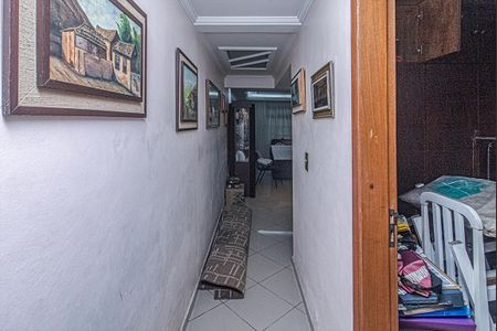 Casa à venda com 100m², 3 quartos e 2 vagascorredor para os cômodos no piso inferior_2