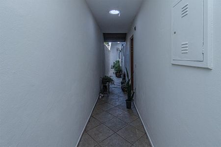 Casa à venda com 100m², 3 quartos e 2 vagascorredor  lateral para a garagem_3