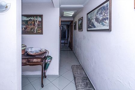 Casa à venda com 100m², 3 quartos e 2 vagascorredor para os cômodos no piso inferior_1