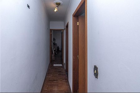 Casa à venda com 100m², 3 quartos e 2 vagascorredor para os cômodos superiores_2