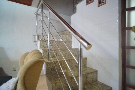 Casa à venda com 150m², 3 quartos e 2 vagasEscada - Acesso Quartos