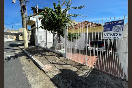 Casa à venda com 250m², 2 quartos e 2 vagas Casa à venda com 250m², 2 quartos e 2 vagasFachada