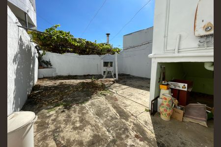Casa à venda com 250m², 2 quartos e 2 vagas Casa à venda com 250m², 2 quartos e 2 vagasQuintal