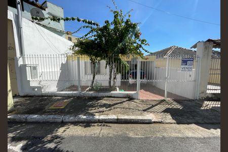 Casa à venda com 250m², 2 quartos e 2 vagas Casa à venda com 250m², 2 quartos e 2 vagasFachada