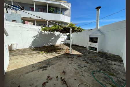 Casa à venda com 250m², 2 quartos e 2 vagas Casa à venda com 250m², 2 quartos e 2 vagasQuintal