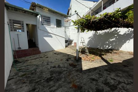 Casa à venda com 250m², 2 quartos e 2 vagas Casa à venda com 250m², 2 quartos e 2 vagasQuintal