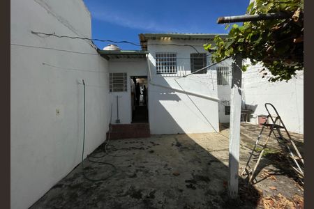 Casa à venda com 250m², 2 quartos e 2 vagas Casa à venda com 250m², 2 quartos e 2 vagasQuintal