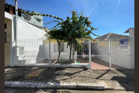Casa à venda com 250m², 2 quartos e 2 vagas Casa à venda com 250m², 2 quartos e 2 vagasFachada