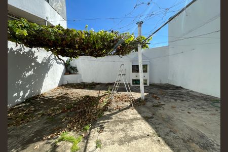 Casa à venda com 250m², 2 quartos e 2 vagas Casa à venda com 250m², 2 quartos e 2 vagasQuintal
