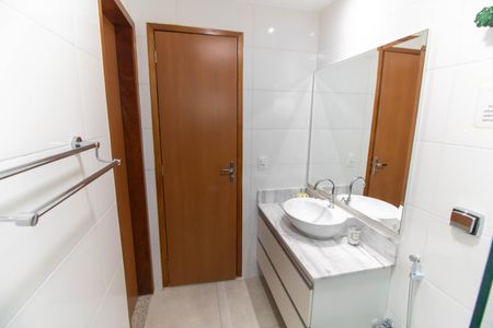 Casa para alugar com 250m², 3 quartos e 9 vagasBanheiro Social