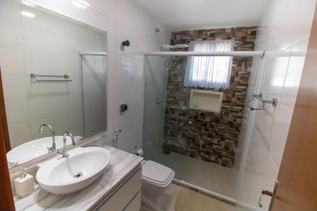 Casa para alugar com 250m², 3 quartos e 9 vagasBanheiro Social