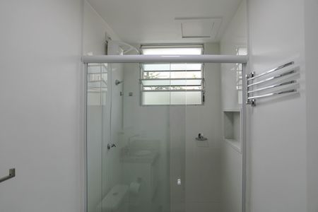 Banheiro de apartamento para alugar com 1 quarto, 40m² em Vila Mogilar, Mogi das Cruzes