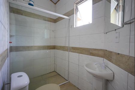 Banheiro de kitnet/studio para alugar com 1 quarto, 60m² em Rio Tavares, Florianópolis