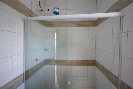 Banheiro de kitnet/studio para alugar com 1 quarto, 60m² em Rio Tavares, Florianópolis