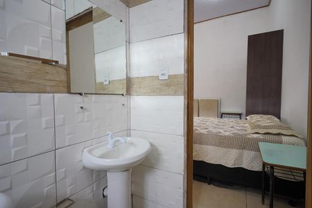 Banheiro de kitnet/studio para alugar com 1 quarto, 25m² em Rio Tavares, Florianópolis