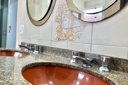 Casa para alugar com 750m², 5 quartos e 8 vagasBanheiro Corredor