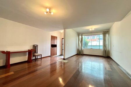 Casa para alugar com 750m², 5 quartos e 8 vagasSala