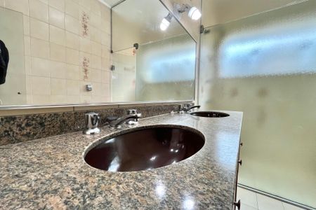 Casa para alugar com 750m², 5 quartos e 8 vagasBanheiro da Suíte 1