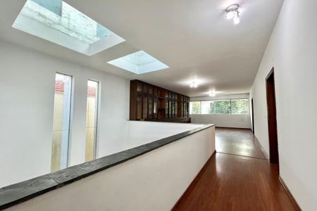 Casa para alugar com 750m², 5 quartos e 8 vagasCorredor