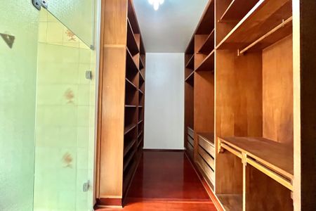 Casa para alugar com 750m², 5 quartos e 8 vagasCloset da Suíte 1
